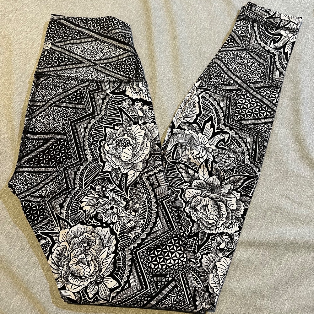 Lululemon Black & White Wunder Under Leggings Size 4